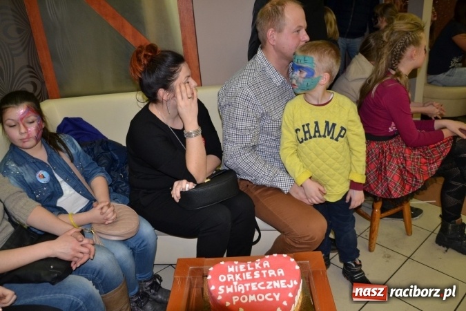 Zdjęcie w galerii na portalu naszraciborz.pl: Orkiestrowe cięcie. Fryzjerki ze Studia Sztuki Fryzjerskiej Luiza w Tworkowie zagrały dla WOŚP wiadomości z regionu