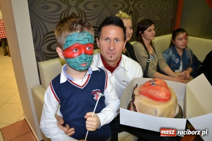 Zdjęcie w galerii na portalu naszraciborz.pl: Orkiestrowe cięcie. Fryzjerki ze Studia Sztuki Fryzjerskiej Luiza w Tworkowie zagrały dla WOŚP wiadomości z regionu