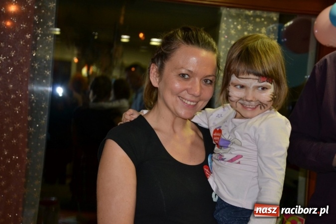 Zdjęcie w galerii na portalu naszraciborz.pl: Orkiestrowe cięcie. Fryzjerki ze Studia Sztuki Fryzjerskiej Luiza w Tworkowie zagrały dla WOŚP wiadomości z regionu