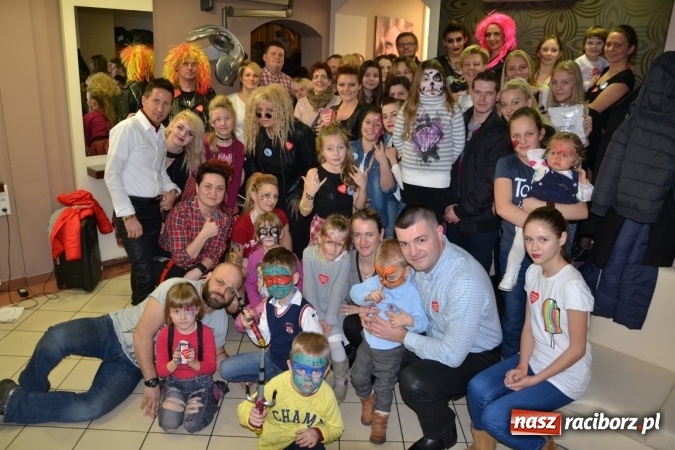 Zdjęcie w galerii na portalu naszraciborz.pl: Orkiestrowe cięcie. Fryzjerki ze Studia Sztuki Fryzjerskiej Luiza w Tworkowie zagrały dla WOŚP wiadomości z regionu