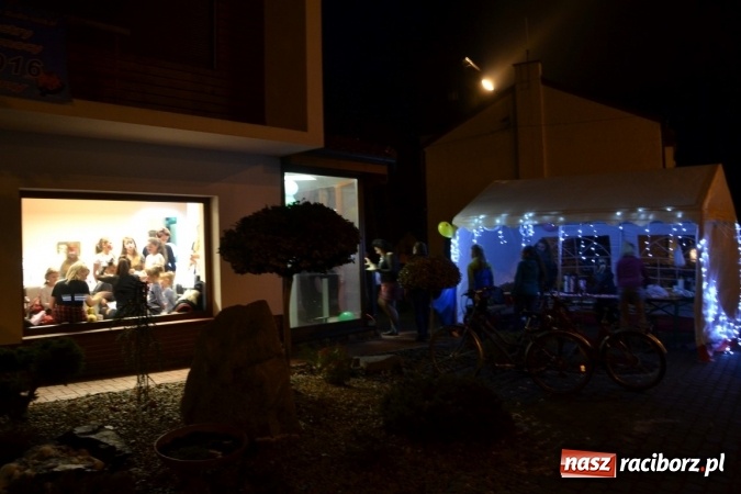 Zdjęcie w galerii na portalu naszraciborz.pl: Orkiestrowe cięcie. Fryzjerki ze Studia Sztuki Fryzjerskiej Luiza w Tworkowie zagrały dla WOŚP wiadomości z regionu