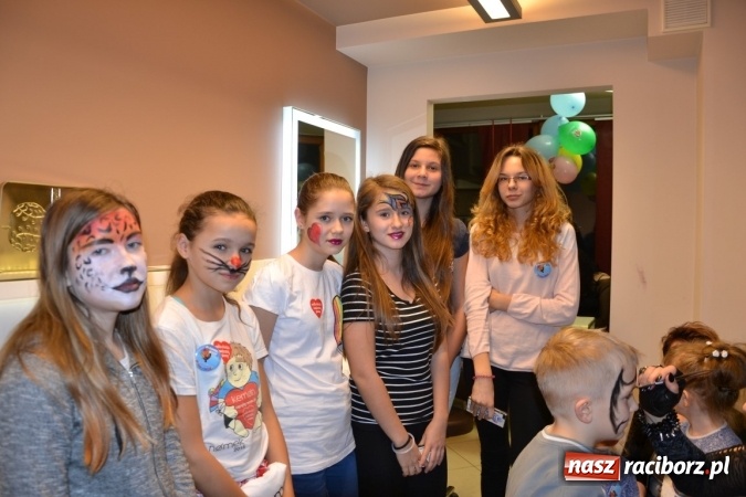 Zdjęcie w galerii na portalu naszraciborz.pl: Orkiestrowe cięcie. Fryzjerki ze Studia Sztuki Fryzjerskiej Luiza w Tworkowie zagrały dla WOŚP wiadomości z regionu