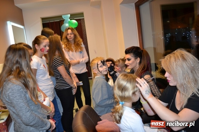 Zdjęcie w galerii na portalu naszraciborz.pl: Orkiestrowe cięcie. Fryzjerki ze Studia Sztuki Fryzjerskiej Luiza w Tworkowie zagrały dla WOŚP wiadomości z regionu