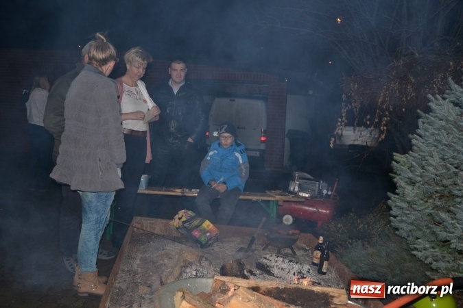 Zdjęcie w galerii na portalu naszraciborz.pl: Orkiestrowe cięcie. Fryzjerki ze Studia Sztuki Fryzjerskiej Luiza w Tworkowie zagrały dla WOŚP wiadomości z regionu