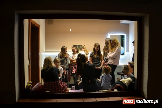 Zdjęcie w galerii na portalu naszraciborz.pl: Orkiestrowe cięcie. Fryzjerki ze Studia Sztuki Fryzjerskiej Luiza w Tworkowie zagrały dla WOŚP wiadomości z regionu