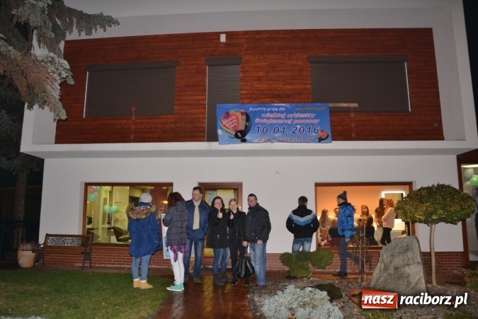 Zdjęcie w galerii na portalu naszraciborz.pl: Orkiestrowe cięcie. Fryzjerki ze Studia Sztuki Fryzjerskiej Luiza w Tworkowie zagrały dla WOŚP wiadomości z regionu