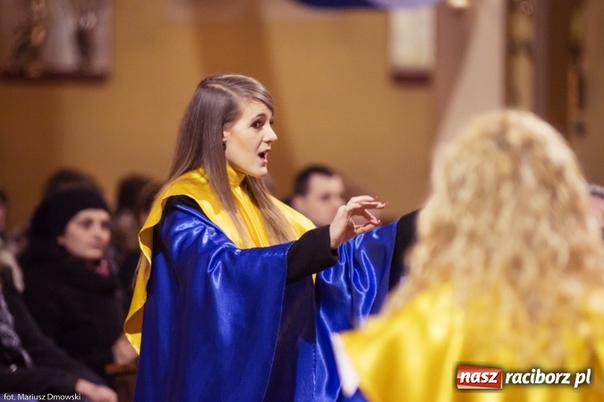 Zdjęcie w galerii na portalu naszraciborz.pl: W okrąglaku kolędowali dla Kamerunu wiadomości z regionu