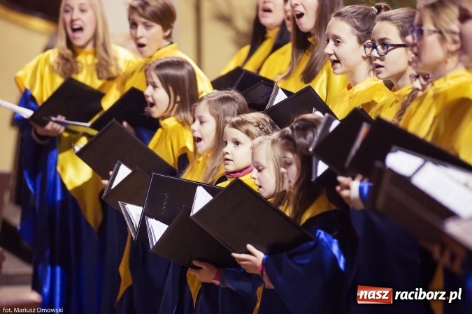 Zdjęcie w galerii na portalu naszraciborz.pl: W okrąglaku kolędowali dla Kamerunu wiadomości z regionu