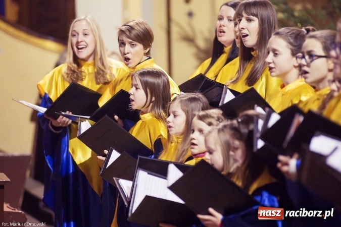 Zdjęcie w galerii na portalu naszraciborz.pl: W okrąglaku kolędowali dla Kamerunu wiadomości z regionu