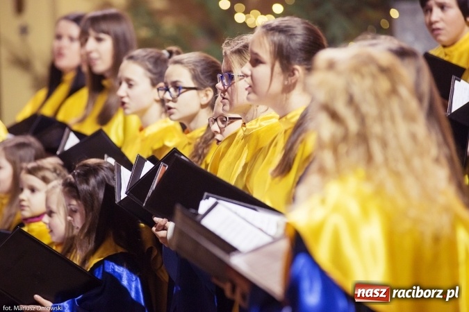 Zdjęcie w galerii na portalu naszraciborz.pl: W okrąglaku kolędowali dla Kamerunu wiadomości z regionu