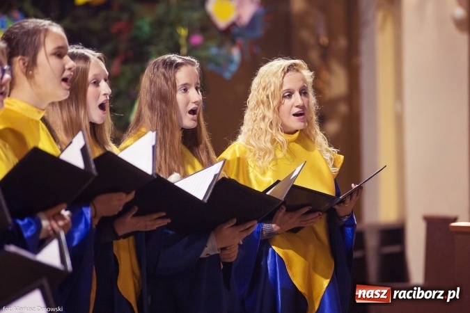 Zdjęcie w galerii na portalu naszraciborz.pl: W okrąglaku kolędowali dla Kamerunu wiadomości z regionu