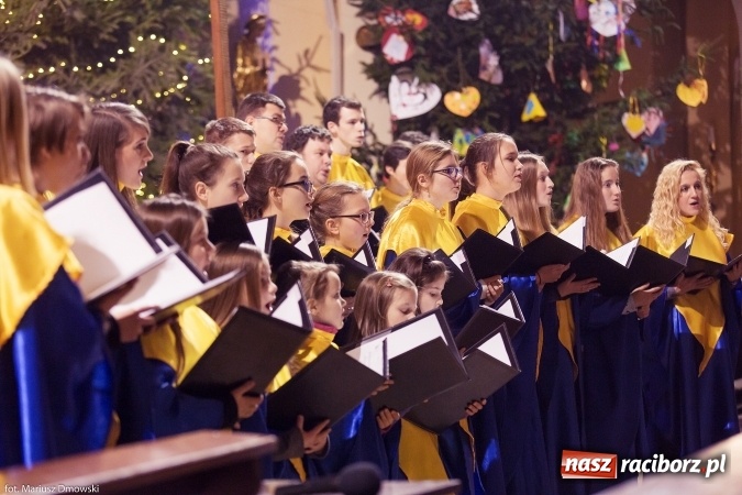Zdjęcie w galerii na portalu naszraciborz.pl: W okrąglaku kolędowali dla Kamerunu wiadomości z regionu