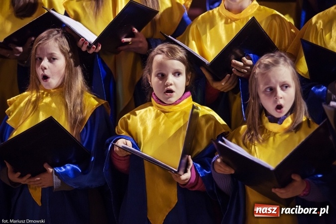 Zdjęcie w galerii na portalu naszraciborz.pl: W okrąglaku kolędowali dla Kamerunu wiadomości z regionu