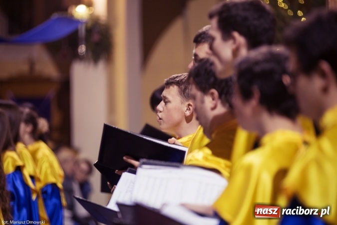 Zdjęcie w galerii na portalu naszraciborz.pl: W okrąglaku kolędowali dla Kamerunu wiadomości z regionu