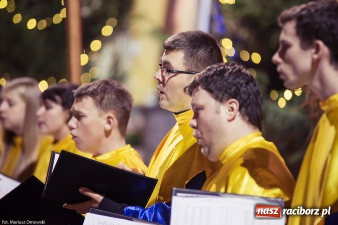 Zdjęcie w galerii na portalu naszraciborz.pl: W okrąglaku kolędowali dla Kamerunu wiadomości z regionu