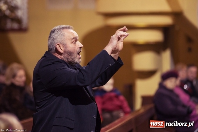 Zdjęcie w galerii na portalu naszraciborz.pl: W okrąglaku kolędowali dla Kamerunu wiadomości z regionu