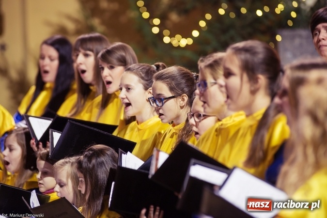 Zdjęcie w galerii na portalu naszraciborz.pl: W okrąglaku kolędowali dla Kamerunu wiadomości z regionu