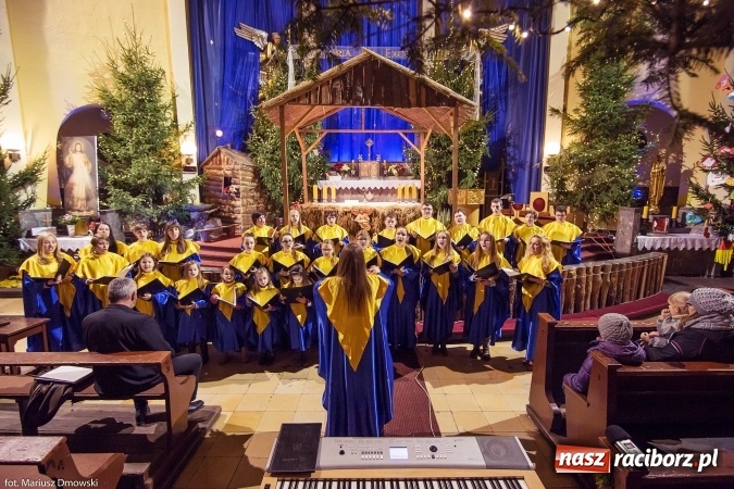 Zdjęcie w galerii na portalu naszraciborz.pl: W okrąglaku kolędowali dla Kamerunu wiadomości z regionu