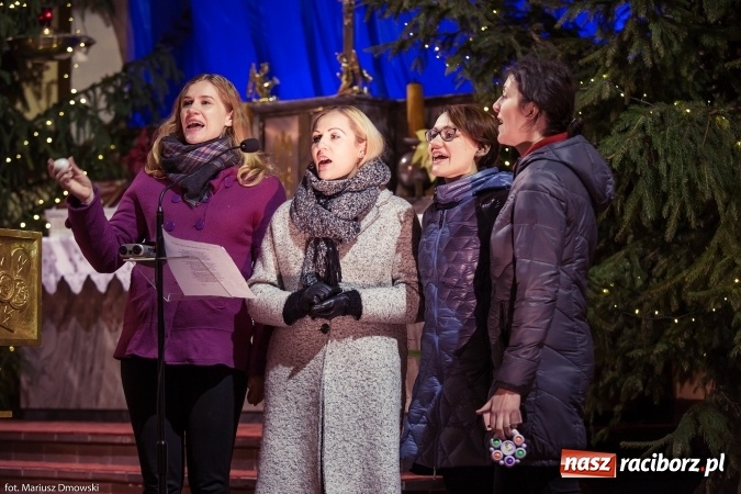 Zdjęcie w galerii na portalu naszraciborz.pl: W okrąglaku kolędowali dla Kamerunu wiadomości z regionu