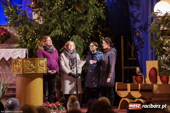 Zdjęcie w galerii na portalu naszraciborz.pl: W okrąglaku kolędowali dla Kamerunu wiadomości z regionu