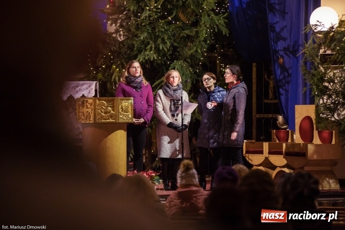 Zdjęcie w galerii na portalu naszraciborz.pl: W okrąglaku kolędowali dla Kamerunu wiadomości z regionu