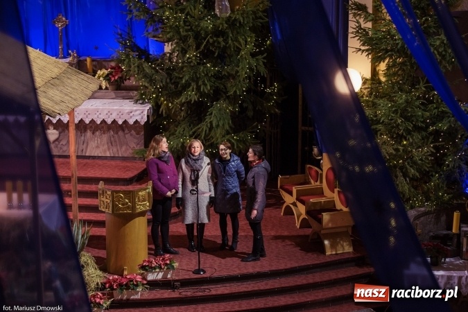 Zdjęcie w galerii na portalu naszraciborz.pl: W okrąglaku kolędowali dla Kamerunu wiadomości z regionu