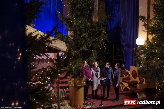 Zdjęcie w galerii na portalu naszraciborz.pl: W okrąglaku kolędowali dla Kamerunu wiadomości z regionu