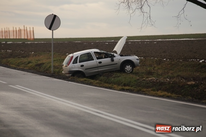 Zdjęcie w galerii na portalu naszraciborz.pl: Dachowanie opla na trasie Racib&oacute;rz - Brzeźnica wiadomości z regionu