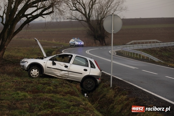 Zdjęcie w galerii na portalu naszraciborz.pl: Dachowanie opla na trasie Racib&oacute;rz - Brzeźnica wiadomości z regionu