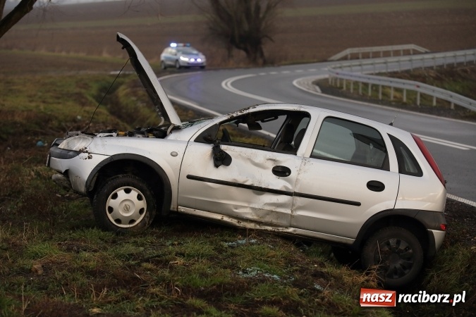 Zdjęcie w galerii na portalu naszraciborz.pl: Dachowanie opla na trasie Racib&oacute;rz - Brzeźnica wiadomości z regionu