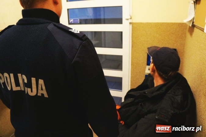 Zdjęcie w galerii na portalu naszraciborz.pl: Twork&oacute;w. Policjanci zatrzymali włamywaczy i odzyskali skradziony towar wiadomości z regionu