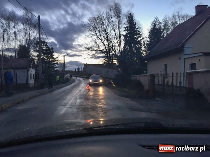 Zdjęcie w galerii na portalu naszraciborz.pl: Ciężarówka wypadła z jezdni i zablokowała drogę w Makowie - kierowca nie dostosował prędkości wiadomości z regionu