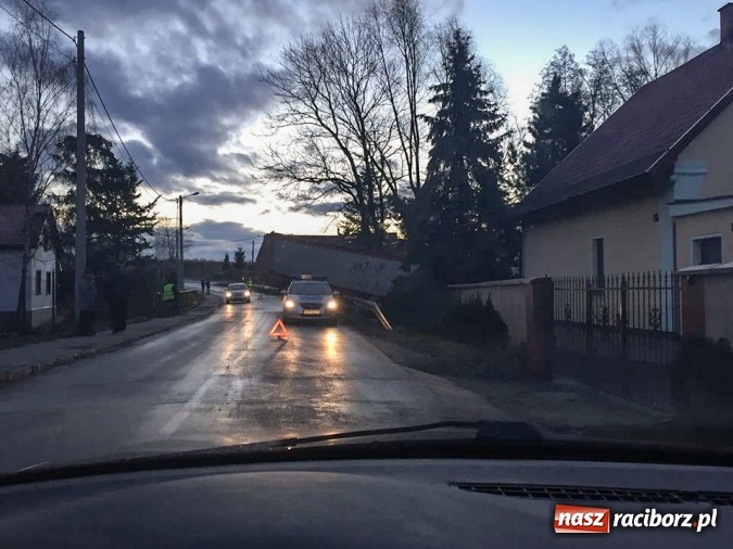 Zdjęcie w galerii na portalu naszraciborz.pl: Ciężarówka wypadła z jezdni i zablokowała drogę w Makowie - kierowca nie dostosował prędkości wiadomości z regionu