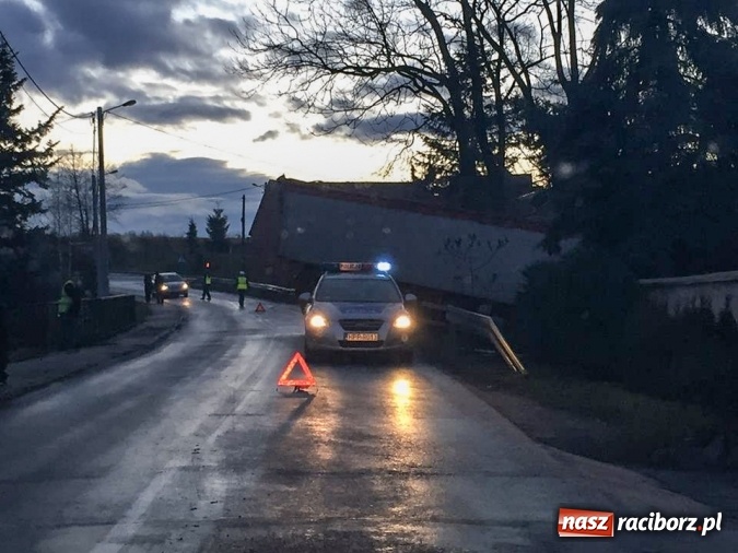 Zdjęcie w galerii na portalu naszraciborz.pl: Ciężarówka wypadła z jezdni i zablokowała drogę w Makowie - kierowca nie dostosował prędkości wiadomości z regionu