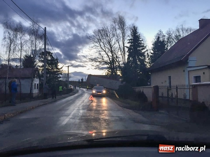 Zdjęcie w galerii na portalu naszraciborz.pl: Ciężarówka wypadła z jezdni i zablokowała drogę w Makowie - kierowca nie dostosował prędkości wiadomości z regionu