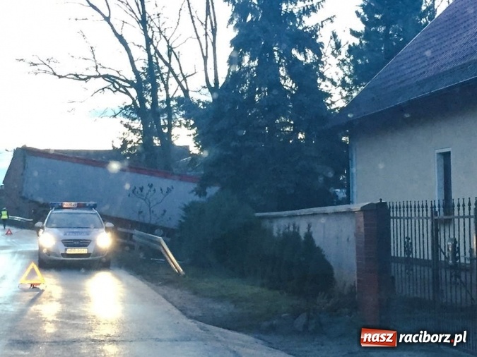 Zdjęcie w galerii na portalu naszraciborz.pl: Ciężarówka wypadła z jezdni i zablokowała drogę w Makowie - kierowca nie dostosował prędkości wiadomości z regionu