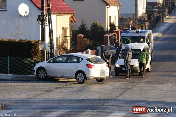 Zdjęcie w galerii na portalu naszraciborz.pl: Opel uderzył w słup na Gdańskiej w Raciborzu-Ocicach wiadomości z regionu