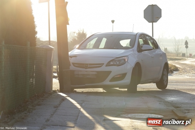 Zdjęcie w galerii na portalu naszraciborz.pl: Opel uderzył w słup na Gdańskiej w Raciborzu-Ocicach wiadomości z regionu