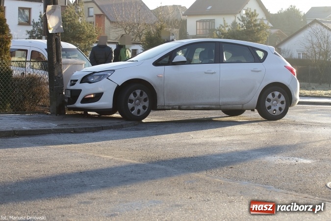 Zdjęcie w galerii na portalu naszraciborz.pl: Opel uderzył w słup na Gdańskiej w Raciborzu-Ocicach wiadomości z regionu