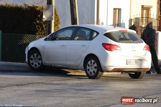 Zdjęcie w galerii na portalu naszraciborz.pl: Opel uderzył w słup na Gdańskiej w Raciborzu-Ocicach wiadomości z regionu