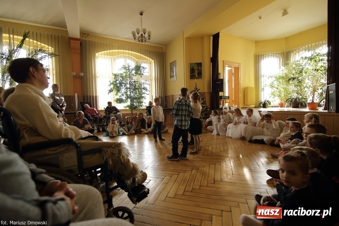 Zdjęcie w galerii na portalu naszraciborz.pl: Najmłodsi uczniowie Szkoły Podstawowej nr 13 przygotowali jasełka dla mieszkańców Domu św. Notburgi wiadomości z regionu