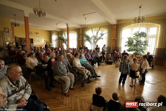 Zdjęcie w galerii na portalu naszraciborz.pl: Najmłodsi uczniowie Szkoły Podstawowej nr 13 przygotowali jasełka dla mieszkańców Domu św. Notburgi wiadomości z regionu