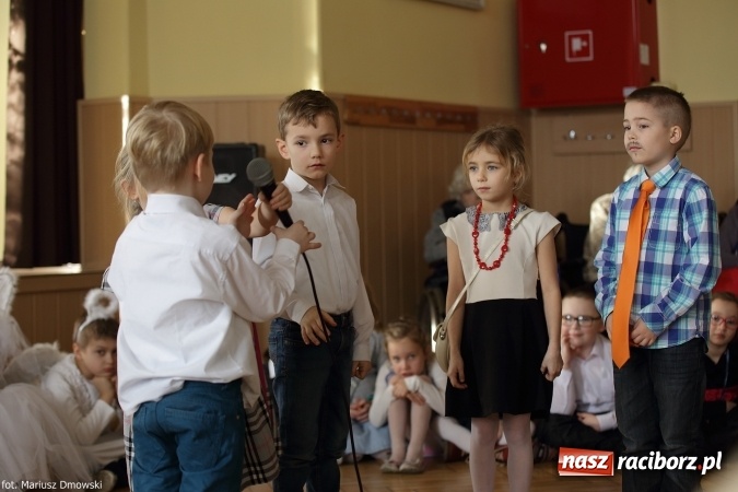 Zdjęcie w galerii na portalu naszraciborz.pl: Najmłodsi uczniowie Szkoły Podstawowej nr 13 przygotowali jasełka dla mieszkańców Domu św. Notburgi wiadomości z regionu