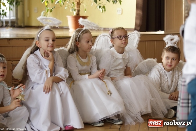 Zdjęcie w galerii na portalu naszraciborz.pl: Najmłodsi uczniowie Szkoły Podstawowej nr 13 przygotowali jasełka dla mieszkańców Domu św. Notburgi wiadomości z regionu