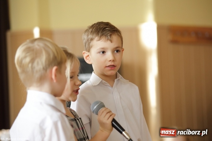 Zdjęcie w galerii na portalu naszraciborz.pl: Najmłodsi uczniowie Szkoły Podstawowej nr 13 przygotowali jasełka dla mieszkańców Domu św. Notburgi wiadomości z regionu