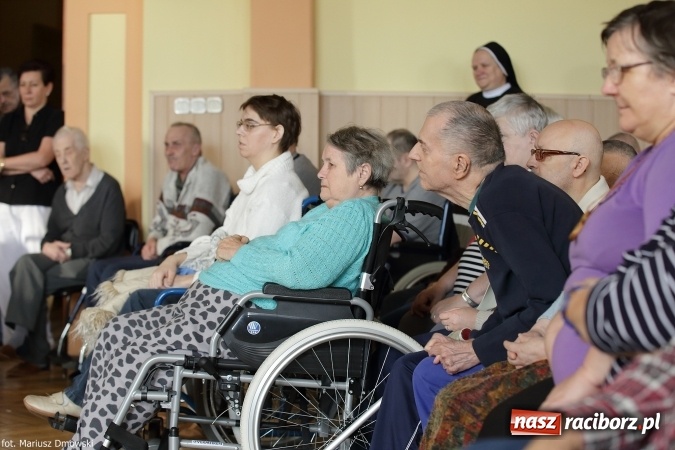 Zdjęcie w galerii na portalu naszraciborz.pl: Najmłodsi uczniowie Szkoły Podstawowej nr 13 przygotowali jasełka dla mieszkańców Domu św. Notburgi wiadomości z regionu