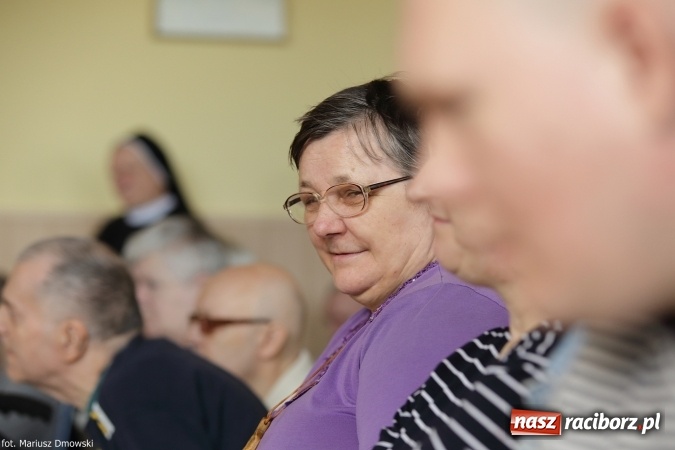 Zdjęcie w galerii na portalu naszraciborz.pl: Najmłodsi uczniowie Szkoły Podstawowej nr 13 przygotowali jasełka dla mieszkańców Domu św. Notburgi wiadomości z regionu