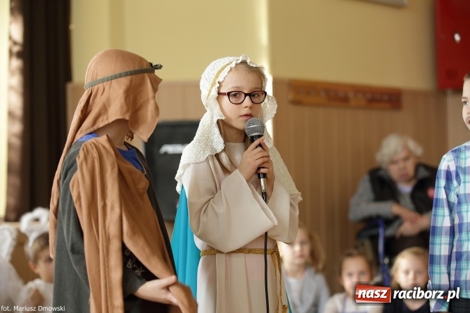 Zdjęcie w galerii na portalu naszraciborz.pl: Najmłodsi uczniowie Szkoły Podstawowej nr 13 przygotowali jasełka dla mieszkańców Domu św. Notburgi wiadomości z regionu