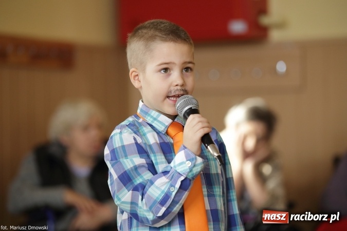 Zdjęcie w galerii na portalu naszraciborz.pl: Najmłodsi uczniowie Szkoły Podstawowej nr 13 przygotowali jasełka dla mieszkańców Domu św. Notburgi wiadomości z regionu