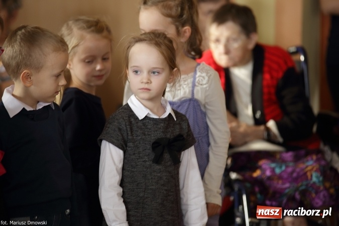 Zdjęcie w galerii na portalu naszraciborz.pl: Najmłodsi uczniowie Szkoły Podstawowej nr 13 przygotowali jasełka dla mieszkańców Domu św. Notburgi wiadomości z regionu
